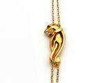 un gros plan d'un collier en or orné d'un serpent