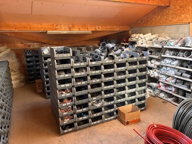 Très important lot d’accessoires de plomberie, raccords, coudes (...