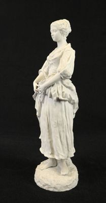 statue d'une femme en robe blanche, portant un panier sur l'épaule