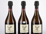 trois bouteilles de vin posées l'une à côté de l'autre sur une table