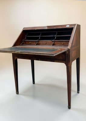 Bureau de pente en placage, étoile et filets marquetés. Il o…