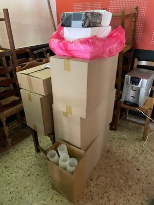 une pile de cartons et une chaise dans une pièce