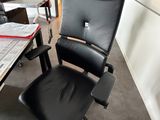 une chaise de bureau noire placée devant une table