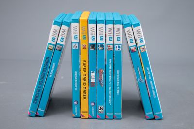 cinq livres empilés sur une table
