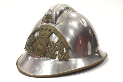 un casque argenté orné d'un emblème en or