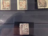 quatre timbres exposés dans une vitrine
