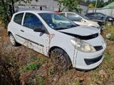 une petite voiture blanche garée dans l'herbe