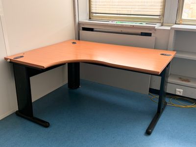 un bureau d'angle placé dans un coin d'une pièce
