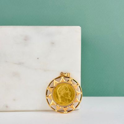 une image représentant une pièce d'or posée sur un bloc de marbre blanc