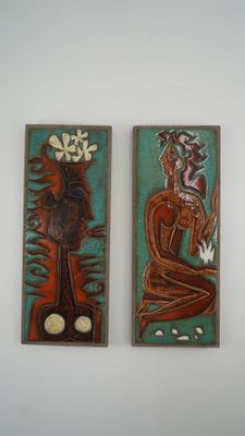 M A Delaire ; deux plaques rectangulaires à décor de personn…