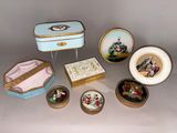 un grand nombre de petites boîtes posées sur une table