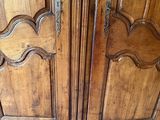 une grande armoire en bois à deux portes