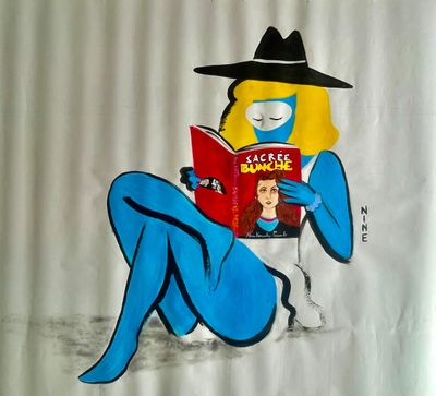 tableau représentant une femme assise sur les toilettes en train de lire un livre