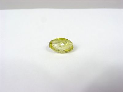 un saphir jaune sur un fond blanc