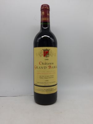 une bouteille de vin posée sur une table
