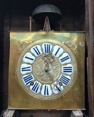 une horloge en or avec des chiffres romains bleus et blancs