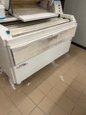 une machine posée sur le sol d'une pièce