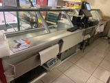 une photo du comptoir de charcuterie d'une épicerie