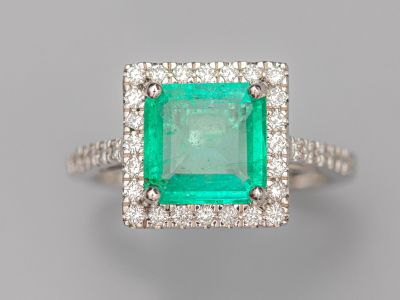 une bague en émeraude et diamant