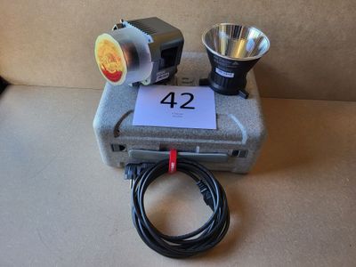 une lampe posée sur une boîte