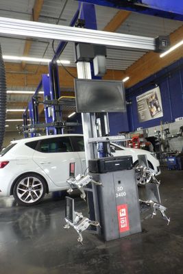 une voiture sur laquelle travaille un mécanicien dans un garage
