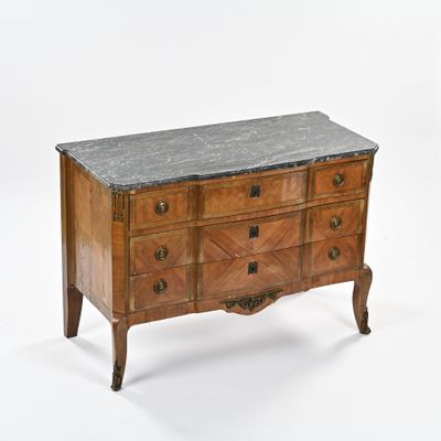Commode en bois de plaquage marqueté, montants arrondis, pie…