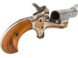 un vieux revolver avec un manche en bois sur fond blanc