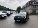 de nombreuses voitures garées sur un parking situé devant un immeuble