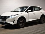 Le SUV Nissan blanc est garé dans une pièce blanche.