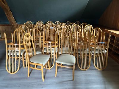 de nombreuses chaises disposées en cercle