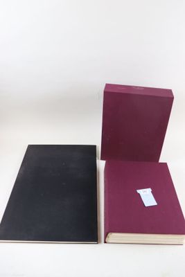 livre violet et noir avec une étiquette blanche sur la couverture