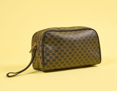 un sac marron et noir posé sur une surface jaune