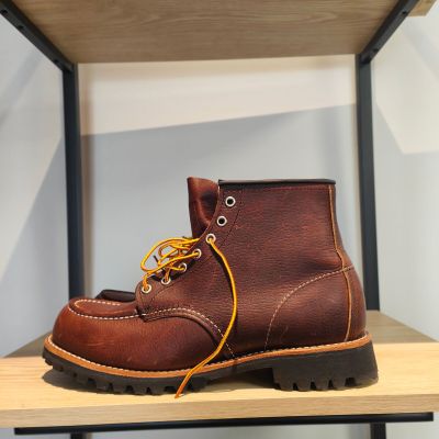 une paire de bottes marron posée sur une étagère dans une pièce