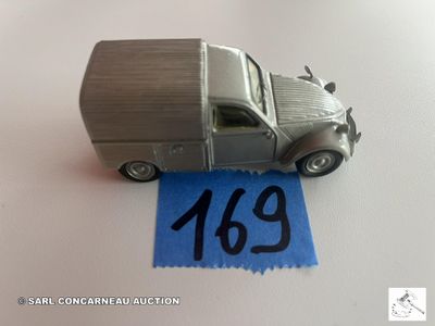 un petit camion en jouet posé sur une feuille de papier