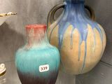de nombreux vases exposés dans une vitrine