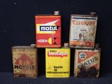 cinq bidons d'huile moteur empilés les uns sur les autres