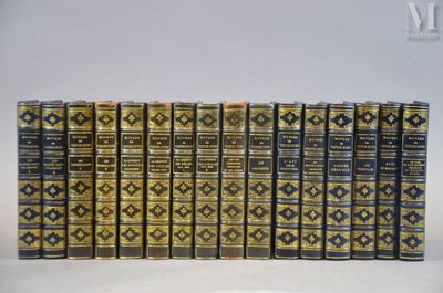 un grand nombre de livres posés sur une table