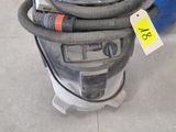 un tas d'outils par terre dans un magasin