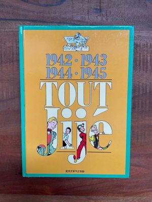 un livre posé sur une table en bois