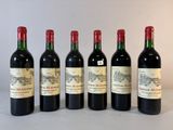 six bouteilles de vin rouge sont alignées sur une table