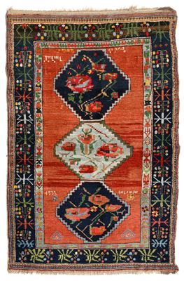 un tapis orange et bleu orné d'un motif floral