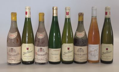 plusieurs bouteilles de vin sont alignées sur une table