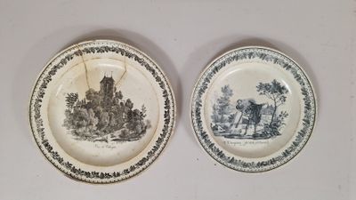 CREIL. 2 assiettes en faïence à décor imprimé en noir avec m…