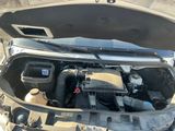 le moteur d'une voiture dont le capot est ouvert et le capot ouvert