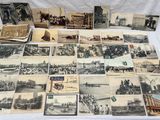 beaucoup de vieilles cartes postales posées sur une table blanche