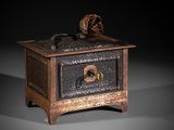 une vieille boîte en bois sur laquelle est posée une rose