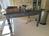 une table sur laquelle sont posés de nombreux objets, dans la pièce