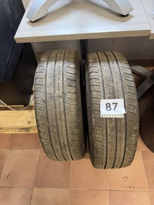 des pneus à vendre dans un showroom automobile au sein d'un magasin