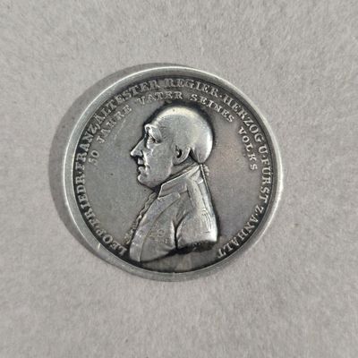 Gros plan sur une pièce d'argent portant le visage d'un homme