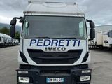 une photo d'un camion garé sur un parking